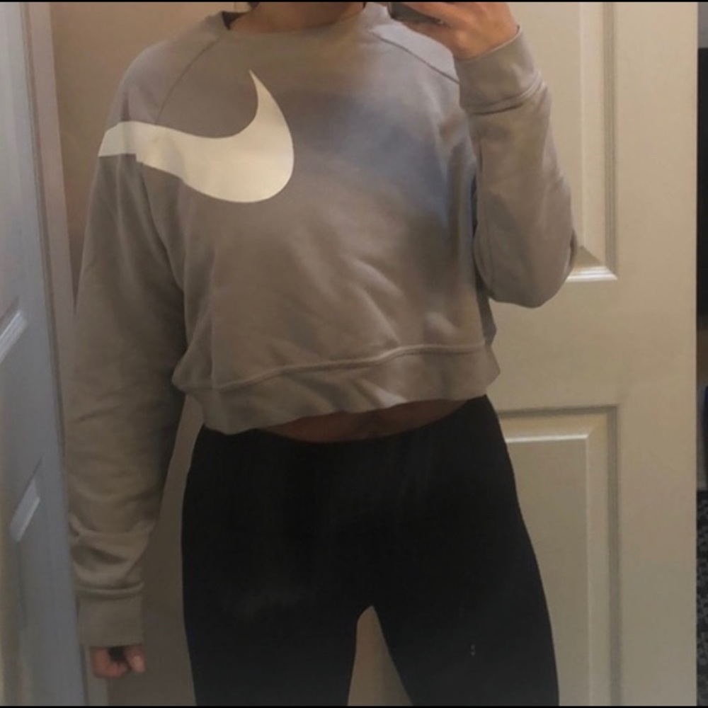 Cropped Nike sweatshirt